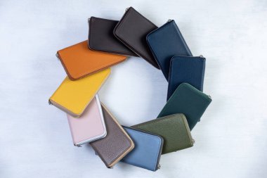 Renkli deri ürünlerin cüzdanı atölyede beyaz bir arka plan değil.