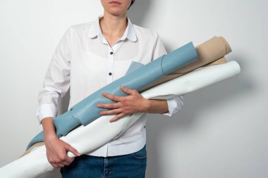 Stüdyoda kızın elinde renkli tüpler var.