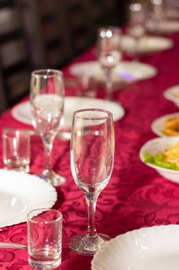 Gözlükler düğün masasında.