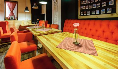 Kırmızı koltuk ve ahşap masa kafe iç