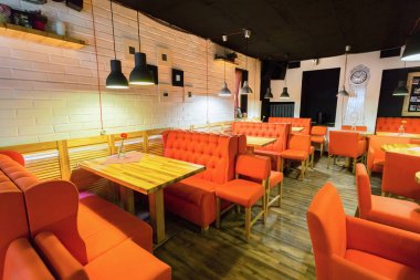 Kırmızı koltuk ve ahşap masa kafe iç