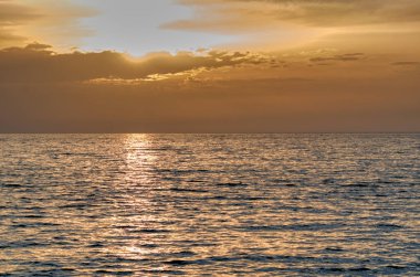 Kumsalda güneş batıyor.