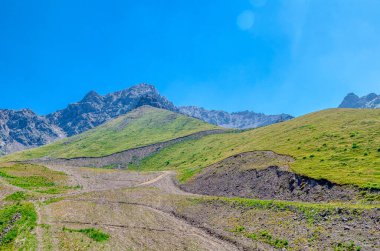 Alatau tepesinin tepesinde.