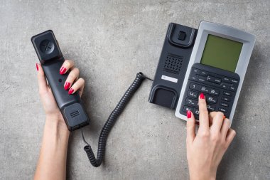 telefon kullanan kadın