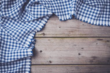 Eski ahşap masa mavi kareli masa örtüsü