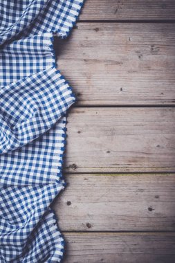 Eski ahşap masa mavi kareli masa örtüsü