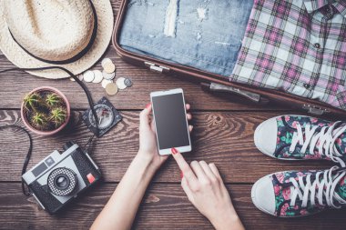 Arka plan açık bavul ve aksesuarları ile seyahat.