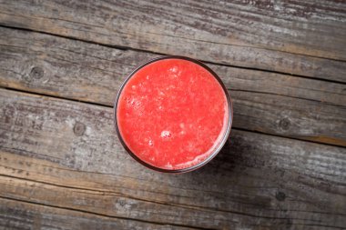 Bardak greyfurt suyu ahşap arka plan üzerinde