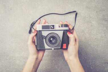 Kadının elleri Retro kamera tutarak arka plan taş