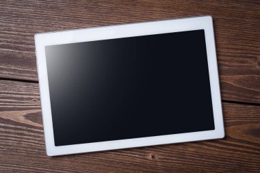 Ahşap masada modern dijital tablet