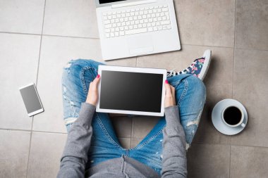 Beyaz dijital tablet kullanan kadın