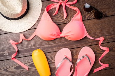 Ahşap arka plan üzerinde mayo