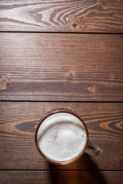 Mok van bier op een oud houten tafel. — Stockfoto