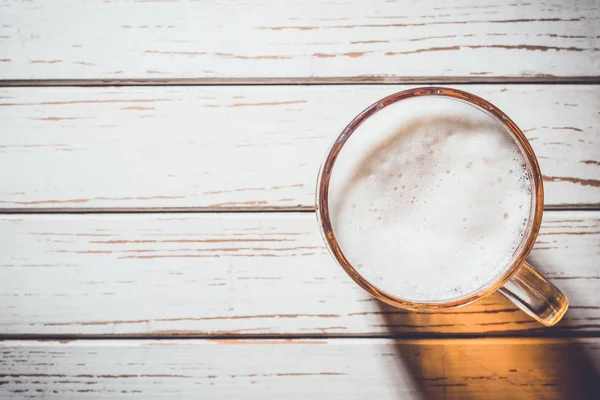 Glas bier op witte houten achtergrond — Stockfoto