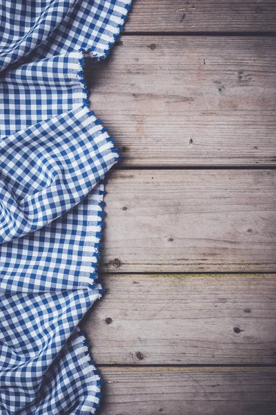 Eski ahşap masa mavi kareli masa örtüsü