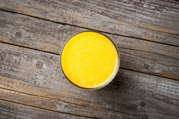 Gelas jus jeruk pada latar belakang kayu — Stok Foto