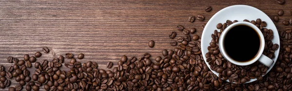 Copo de café branco em uma mesa de madeira velha — Fotografia de Stock