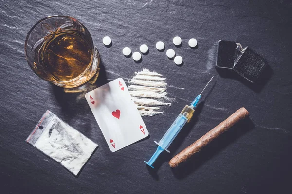 Hard drugs and alcohol on dark stone background — Stock Photo, Image