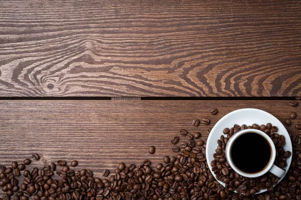 Copo de café branco em uma mesa de madeira velha — Fotografia de Stock