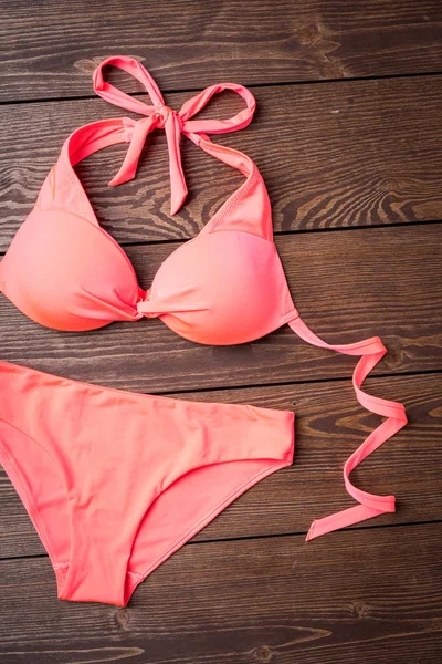 Ahşap arka plan üzerinde mayo