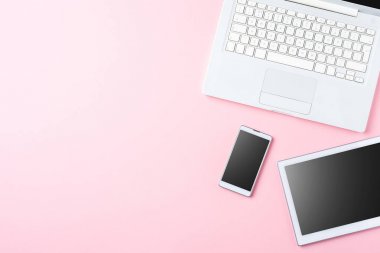 Teknolojik altyapı ile modern beyaz bilgisayar, tablet ve pembe bir arka plan akıllı telefon