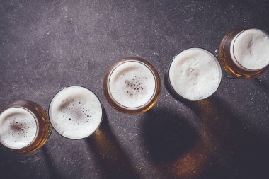 Karanlık masada bira gözlük