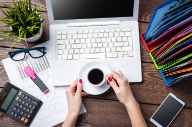 Office masaüstü modern bilgisayar, grafik ve grafikler, belgeler ve akıllı telefon havai çekim