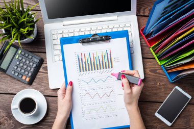 Office masaüstü modern bilgisayar, grafik ve grafikler, belgeler ve akıllı telefon havai çekim