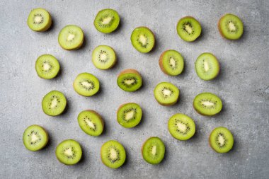 Kivi taş zemin üzerine yarısı