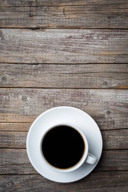 Eski ahşap masa kahve fincanı