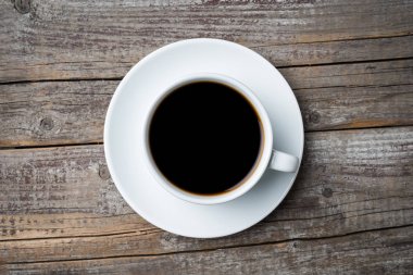 Eski ahşap masa kahve fincanı