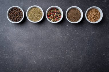 Otlar ve baharatlar beyaz kase