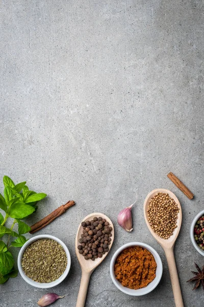 Hierbas frescas y especias en la mesa de piedra gris . —  Fotos de Stock