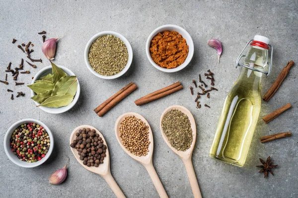 Herbes et épices fraîches sur table en pierre grise . — Photo