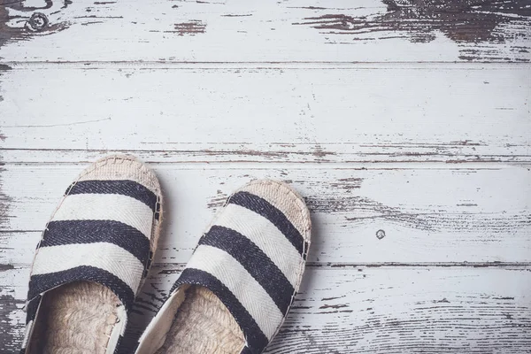 Zapatos de verano en piso de madera blanca — Foto de Stock