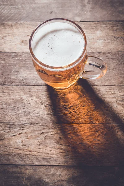 Caneca Cerveja Uma Velha Mesa Madeira — Fotografia de Stock