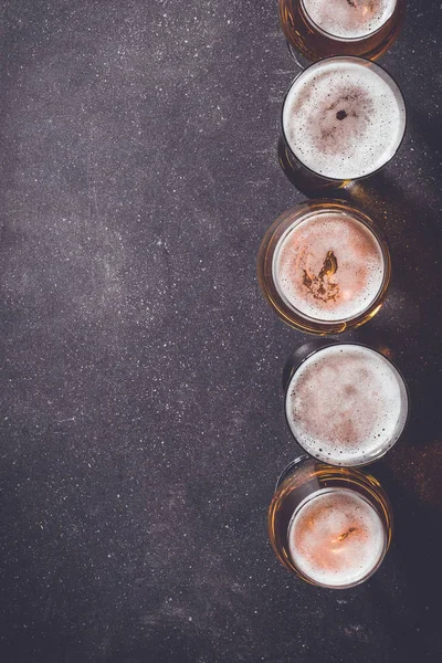 Vasos de cerveza sobre mesa oscura — Foto de Stock