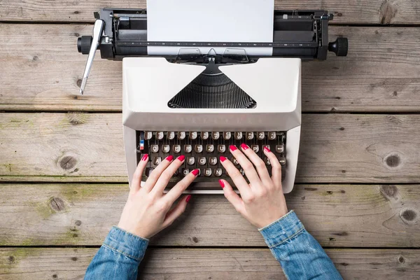 Женщина Пишет Старой Пишущей Машинке — стоковое фото