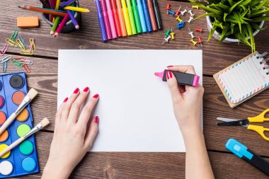 Kadın eli boş sayfa üzerinde çizim. Okul veya sanat arka plan