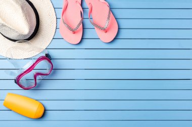 Yaz tatil arka plan mavi ahşap tahta üzerinde plaj aksesuarları ile