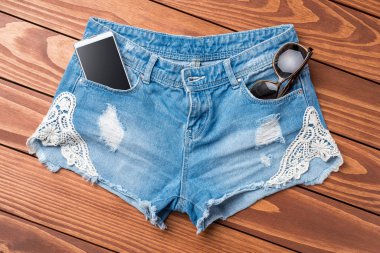 Kadının kot şort ahşap tablo