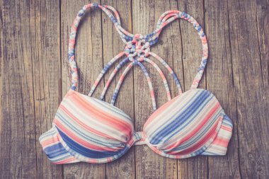 Eski bir ahşap masa üzerinde mayo