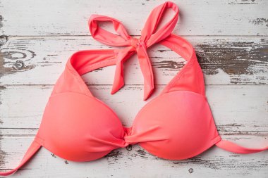 Eski bir ahşap masa üzerinde mayo