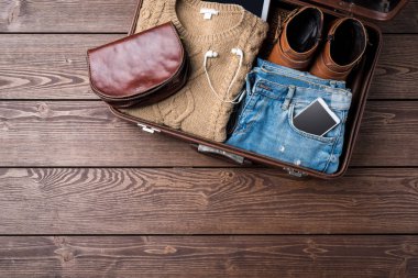 Hazırlıklar kavramı açık bavul ve kadının rahat kıyafetler ile seyahat