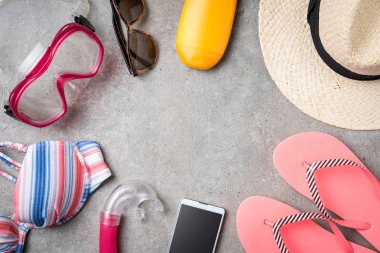 Kadının plaj aksesuarları ile yaz arka plan