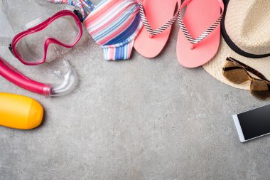 Kadının plaj aksesuarları ile yaz arka plan