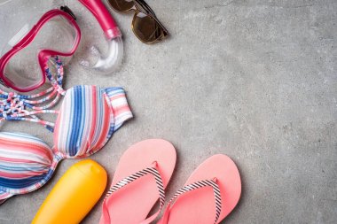 Kadının plaj aksesuarları ile yaz arka plan