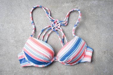 Mayo gri taş zemin üzerine