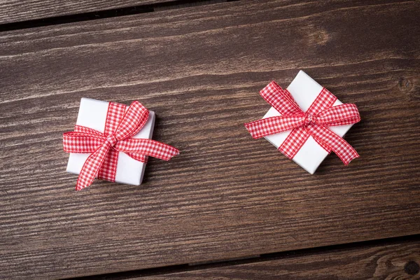 Cajas Regalo Blancas Con Cinta Roja Sobre Mesa Madera Vista —  Fotos de Stock