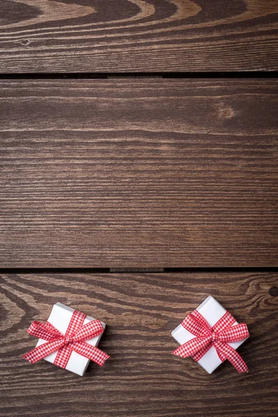 Cajas Regalo Blancas Con Cinta Roja Sobre Mesa Madera Vista —  Fotos de Stock